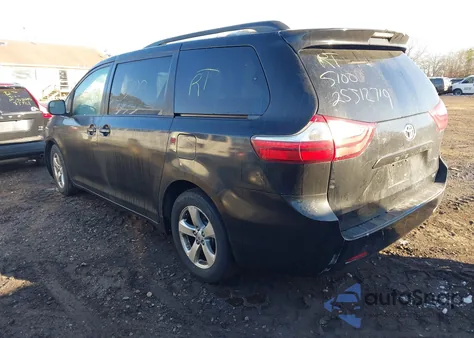 2017 Toyota Sienna Le 8 Passenger z USA, uszkodzony, nr VIN 5TDKZ3DC6HS830737